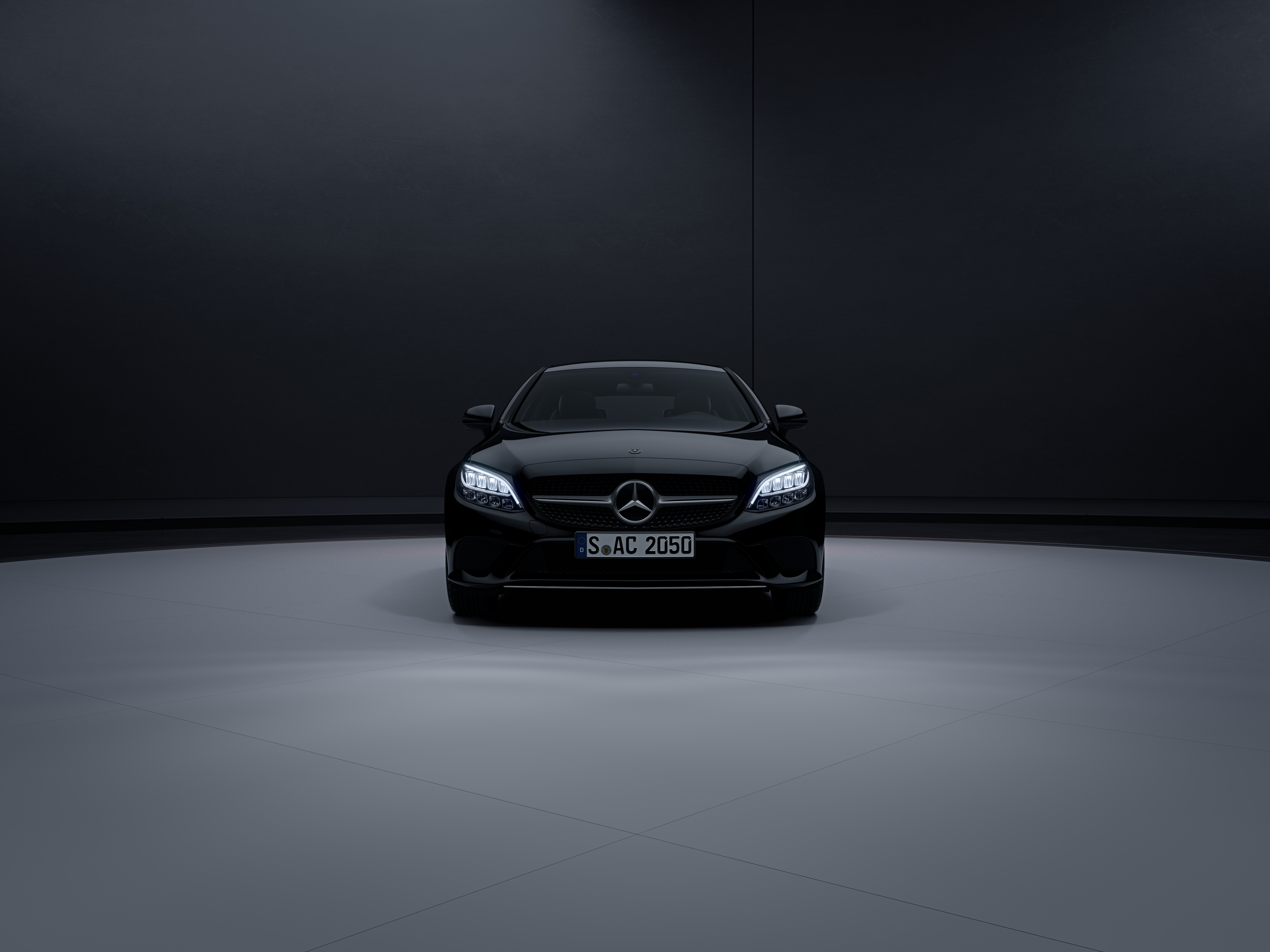 Vue en avant de la Mercedes  Classe C Coupé Finition Luxury