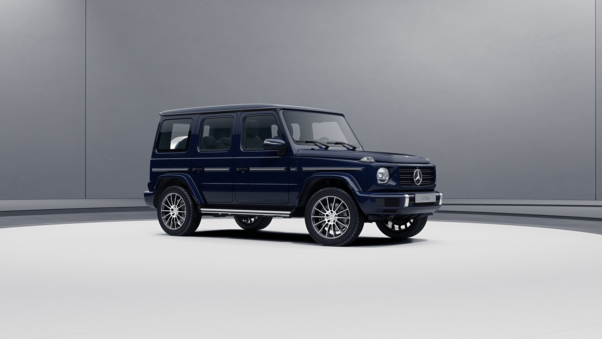 Vue de trois quarts de profil de la Mercedes-Benz classe G avec la peinture standard - bleu foncé standard G manufaktur