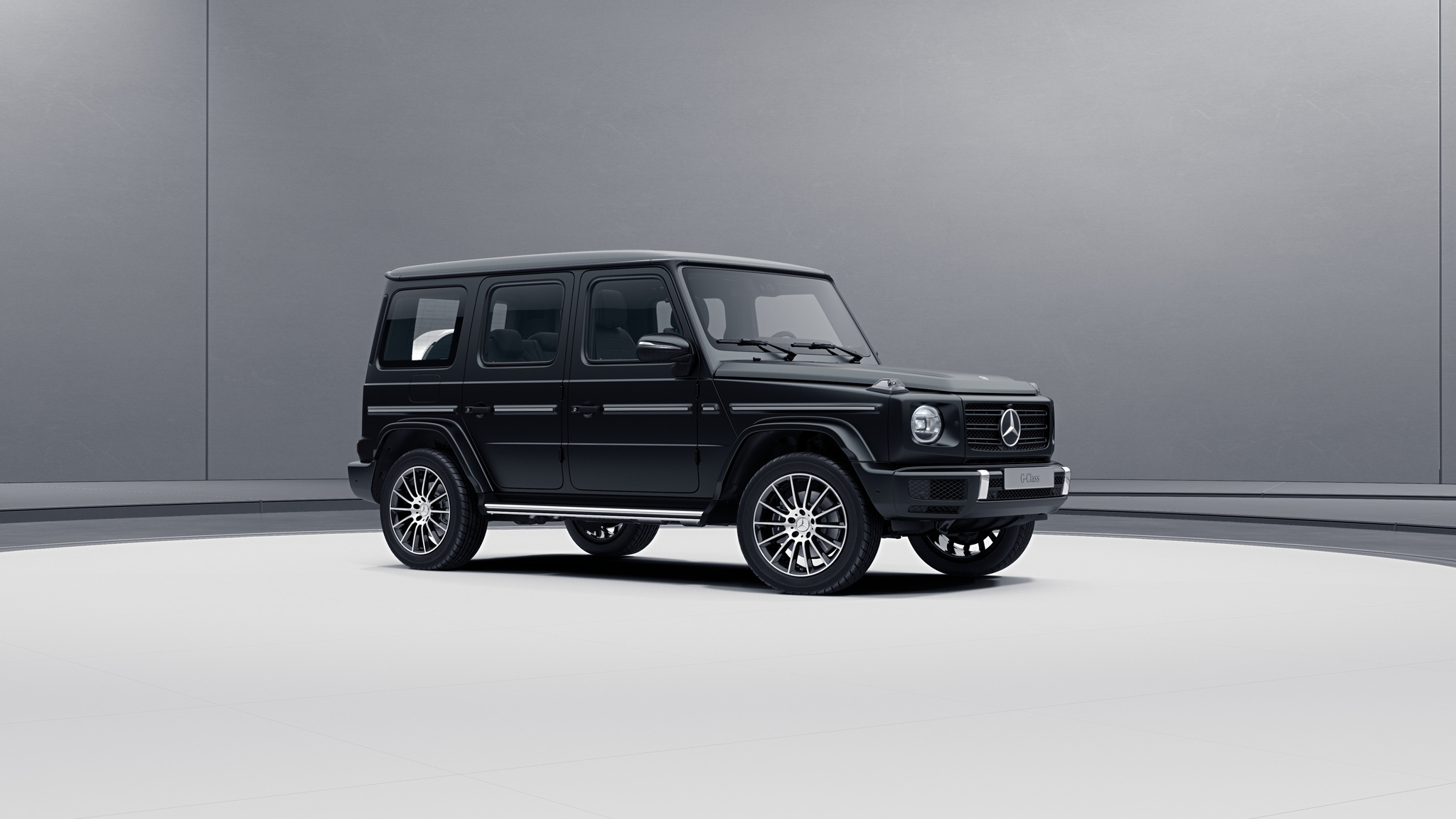 Vue de trois quarts de profil de la Mercedes-Benz classe G avec la Peinture magno - Noir nocturne magno G manufaktur 