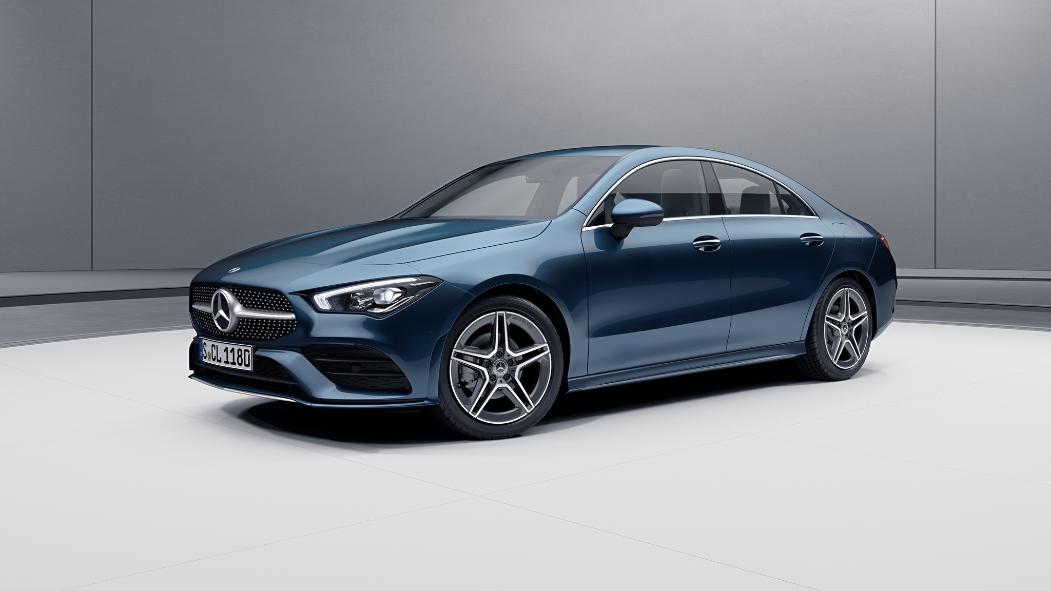 Vue de trois quarts de profil de la Mercedes CLA avec la peinture métallisé - bleu denim