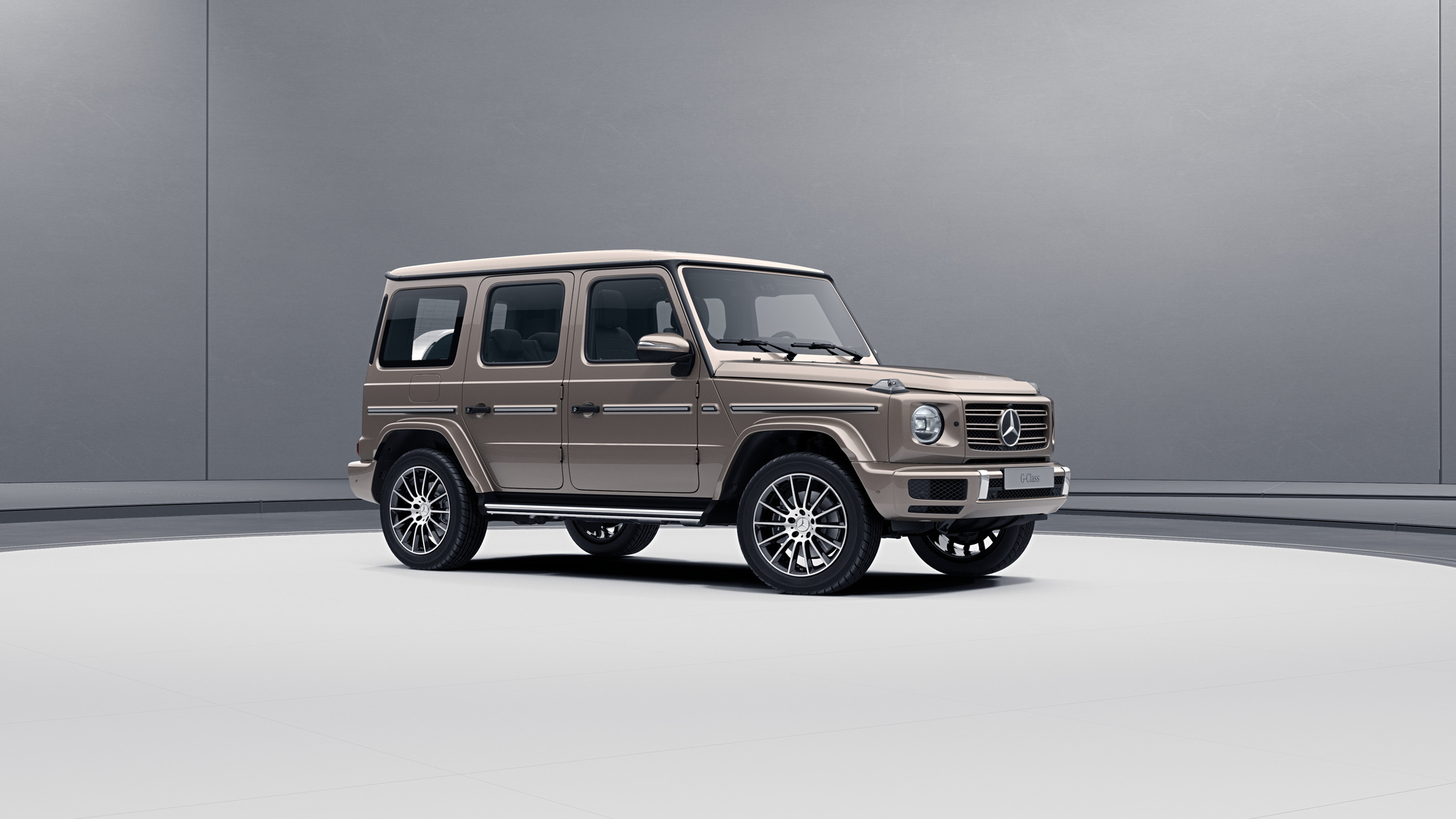 Vue de trois quarts de profil de la Mercedes-Benz classe G avec la peinture métallisé - beige travertin métallisé G manufaktur
