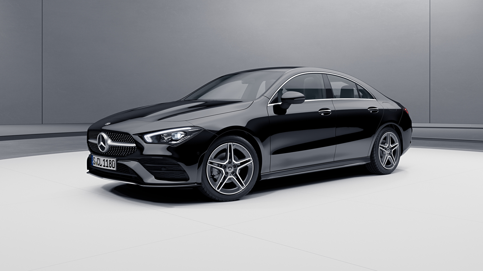 Vue de trois quarts de profil de la Mercedes CLA avec la peinture Standard noir