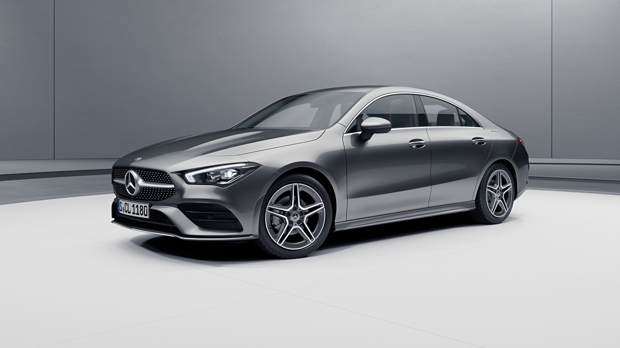 Vue de trois quarts de profil de la Mercedes CLA avec la peinture métallisé - gris montagne