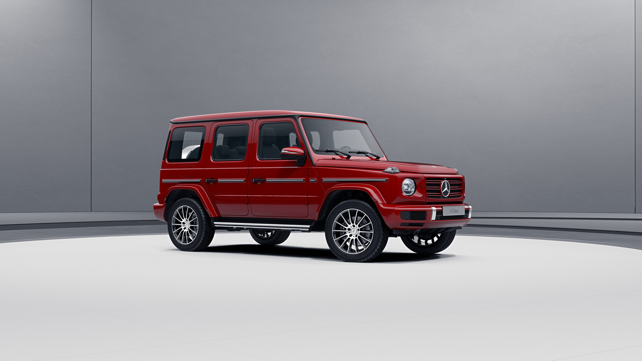 Vue de trois quarts de profil de la Mercedes-Benz classe G avec la peinture standard - rouge jupier standard G manufaktur