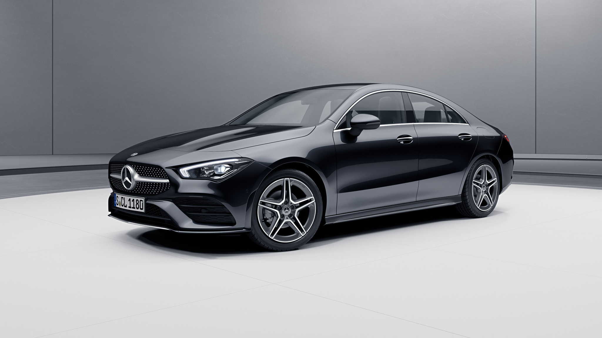 Vue de trois quarts de profil de la Mercedes CLA avec la peinture métallisé noir cosmos