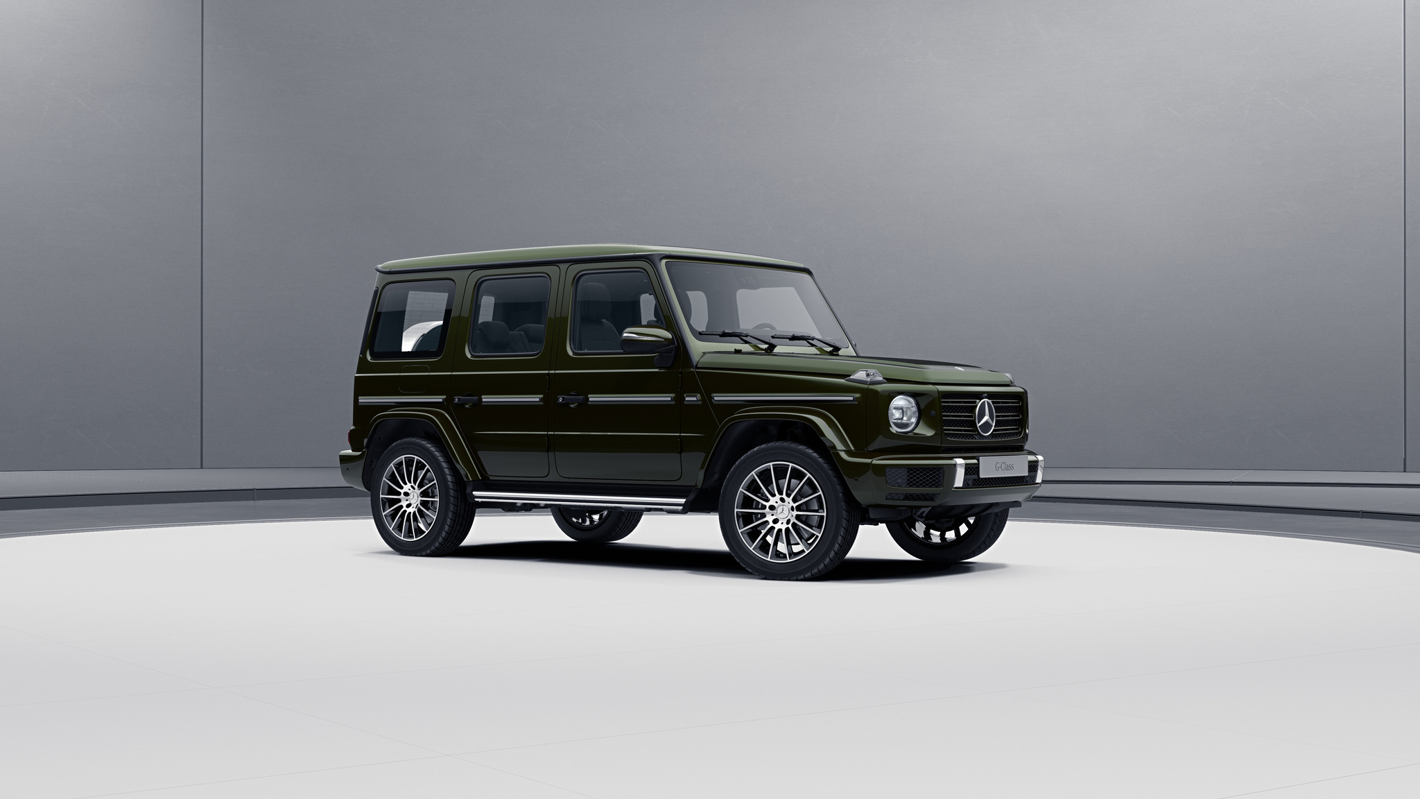 Vue de trois quarts de profil de la Mercedes-Benz classe G avec la peinture métallisé - Olive métallisé G manufaktur