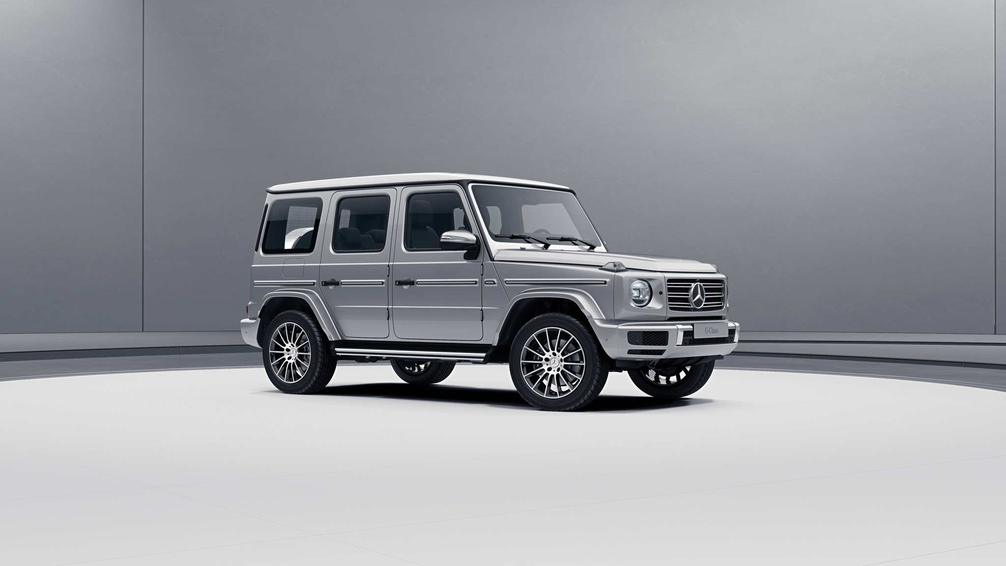 Vue de trois quarts de profil de la Mercedes-Benz Classe G avec la peinture Métallisé - Argent Iridium