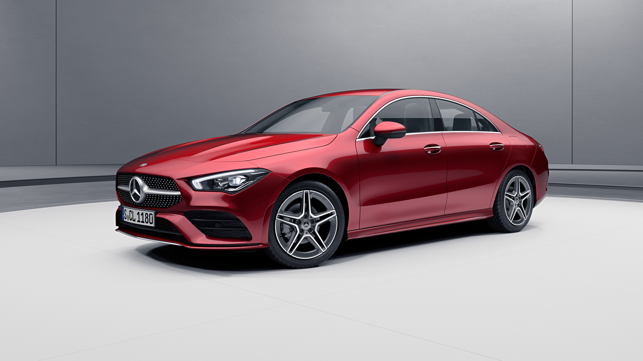 Vue de trois quarts de profil de la Mercedes CLA avec la peinture designo - rouge Patagonie métallisé