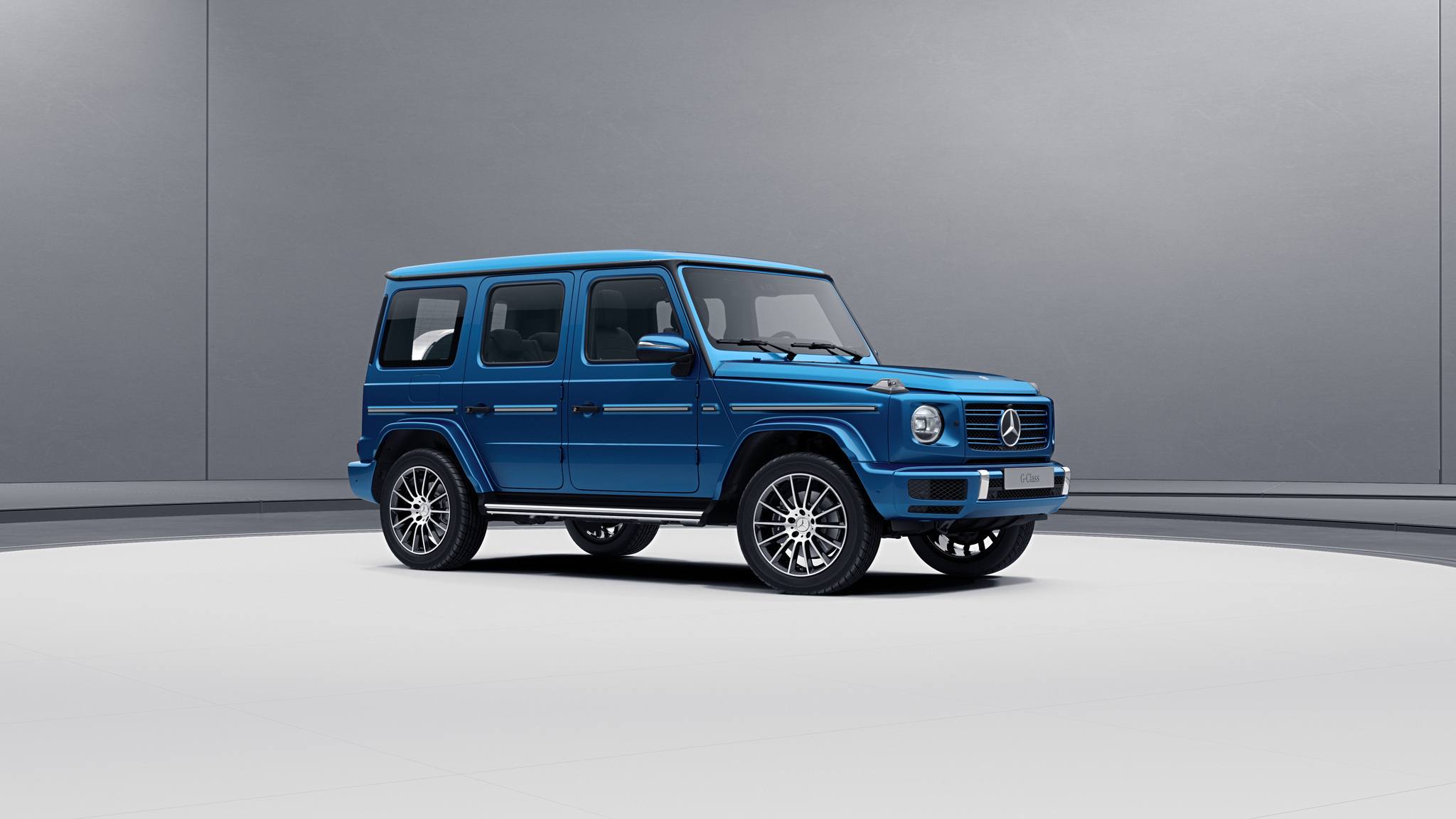Vue de trois quarts de profil de la Mercedes-Benz classe G avec la peinture métallisé - bleu des mers du sud métallisé G manufaktur