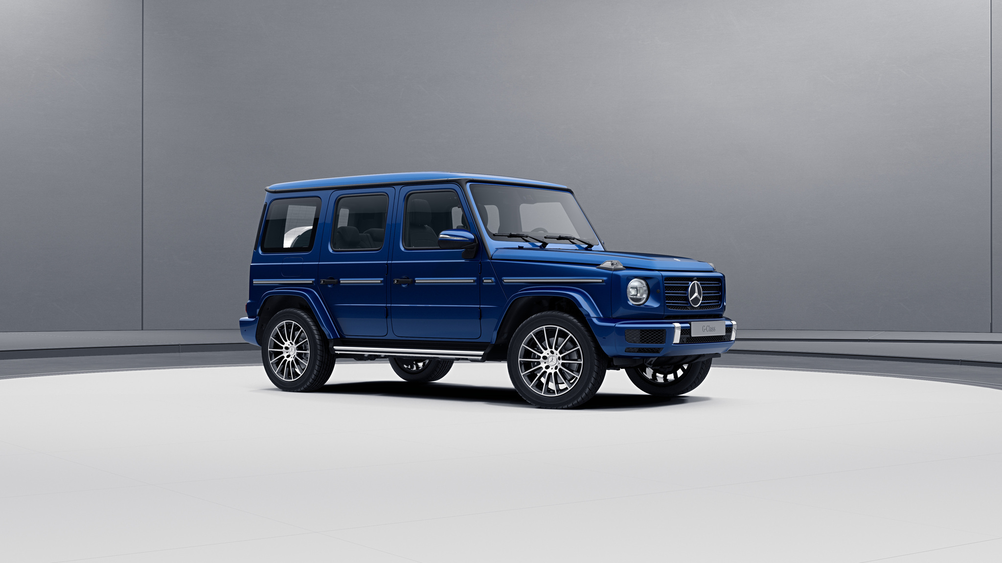 Vue de trois quarts de profil de la Mercedes-Benz Classe G avec la peinture Métallisé - bleu brillant
