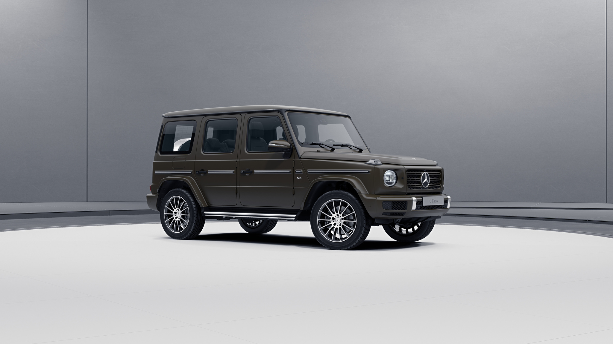 Vue de trois quarts de profil de la Mercedes-Benz classe G avec la Peinture magno - Olive fonce? magno G manufaktur 