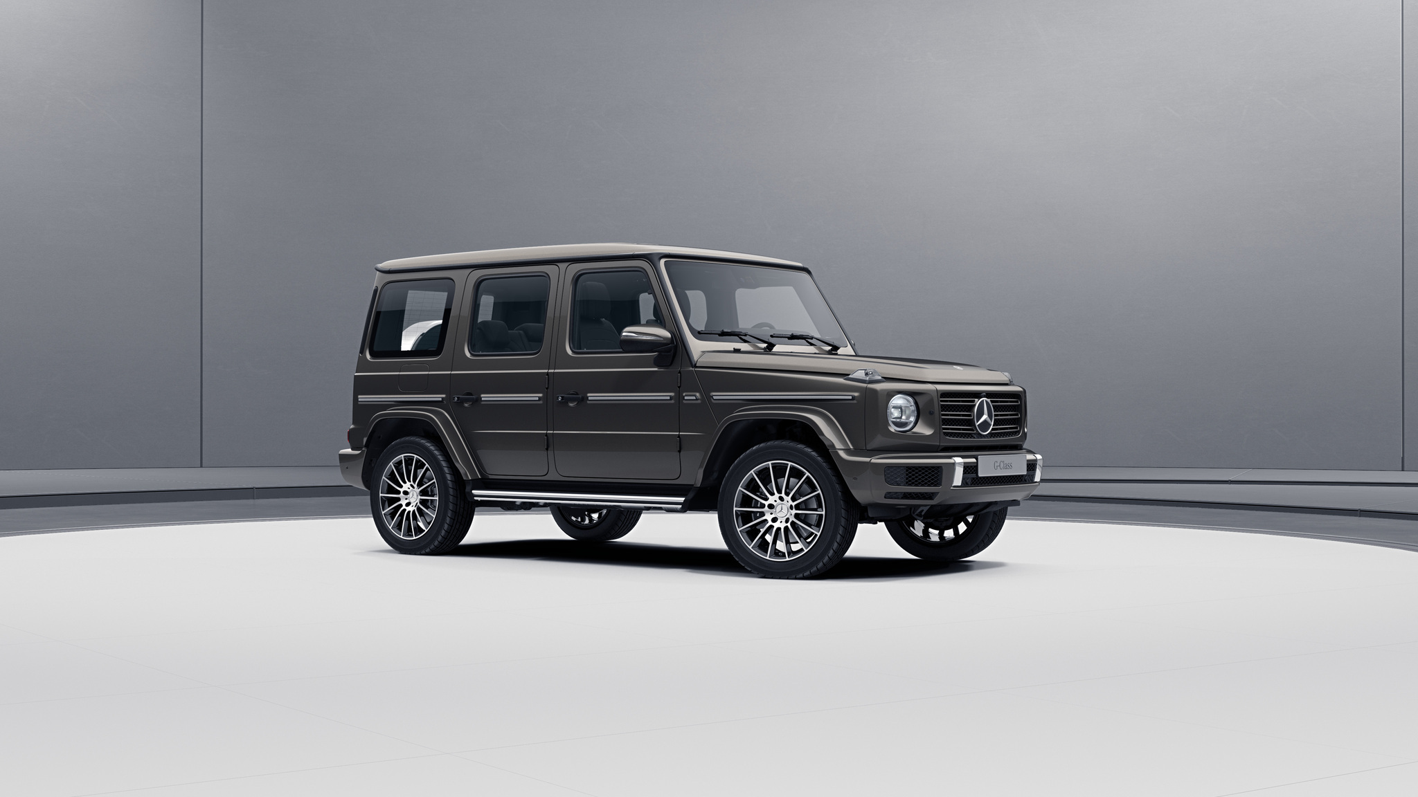 Vue de trois quarts de profil de la Mercedes-Benz classe G avec la peinture me?tallise?e - gris indium métallisé G manufaktur