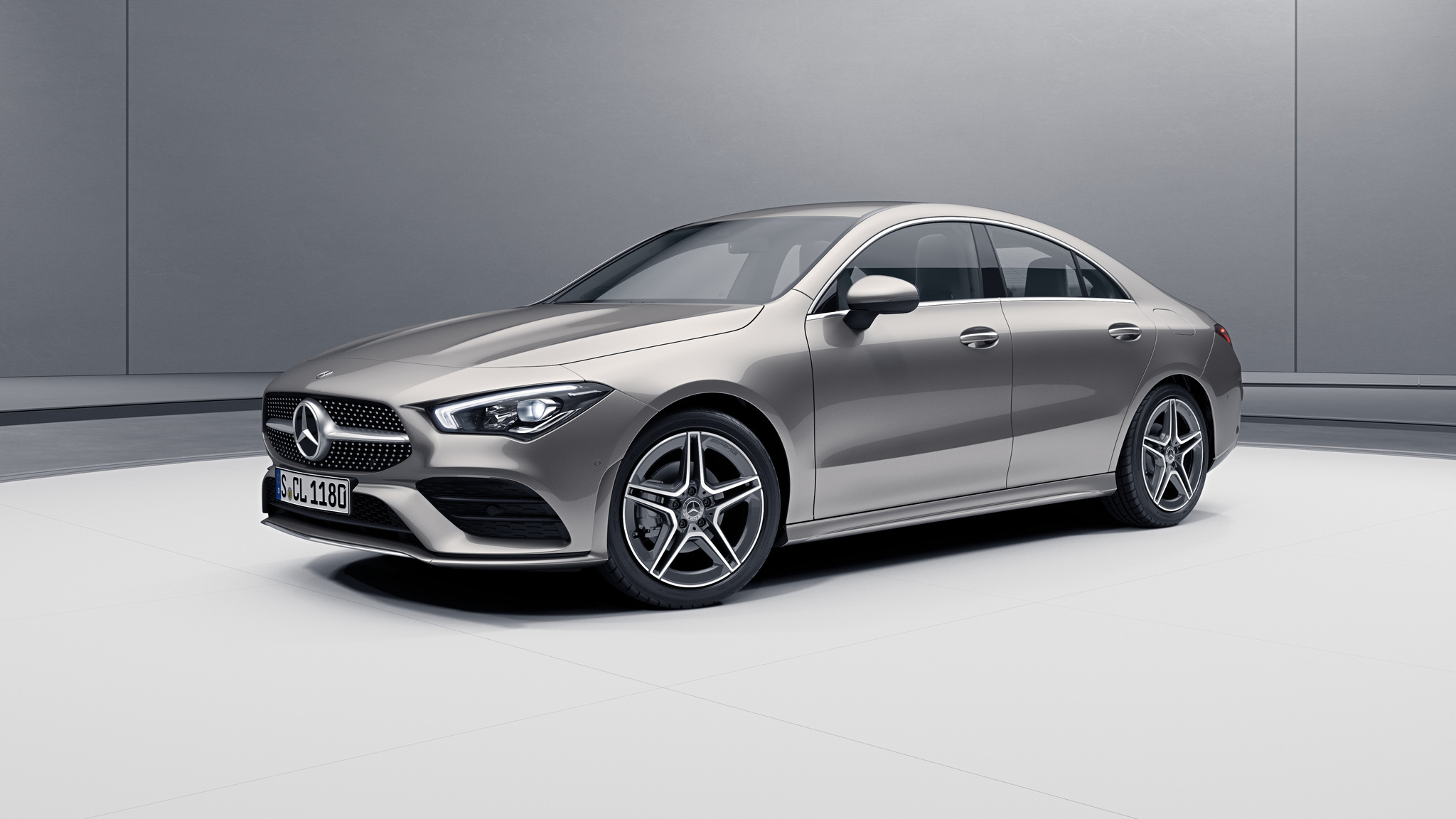 Vue de trois quarts de profil de la Mercedes CLA avec la peinture métallisé - argent mojave