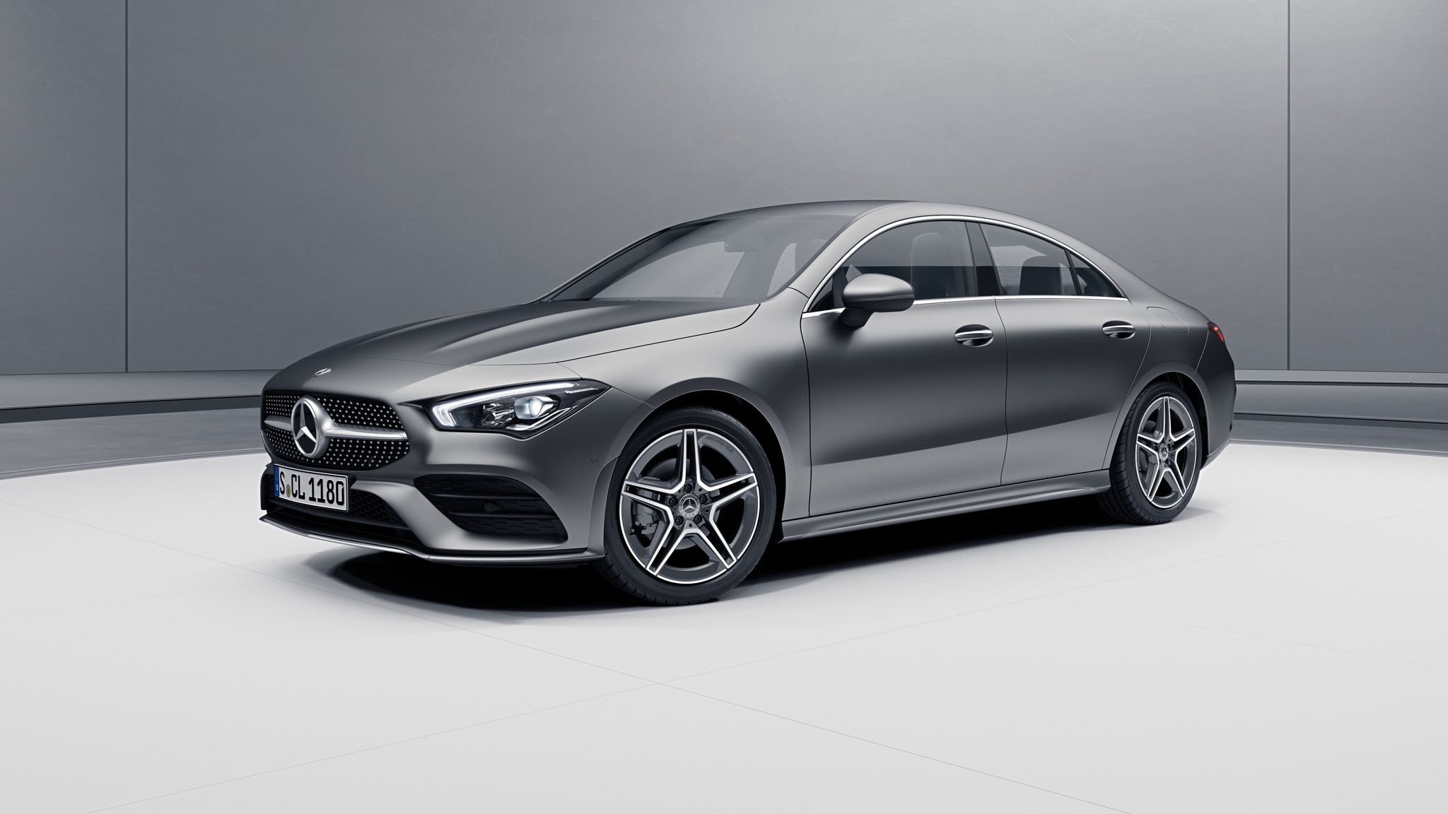  Vue de trois quarts de profil de la Mercedes CLA avec la peinture designo - gris montagne magno