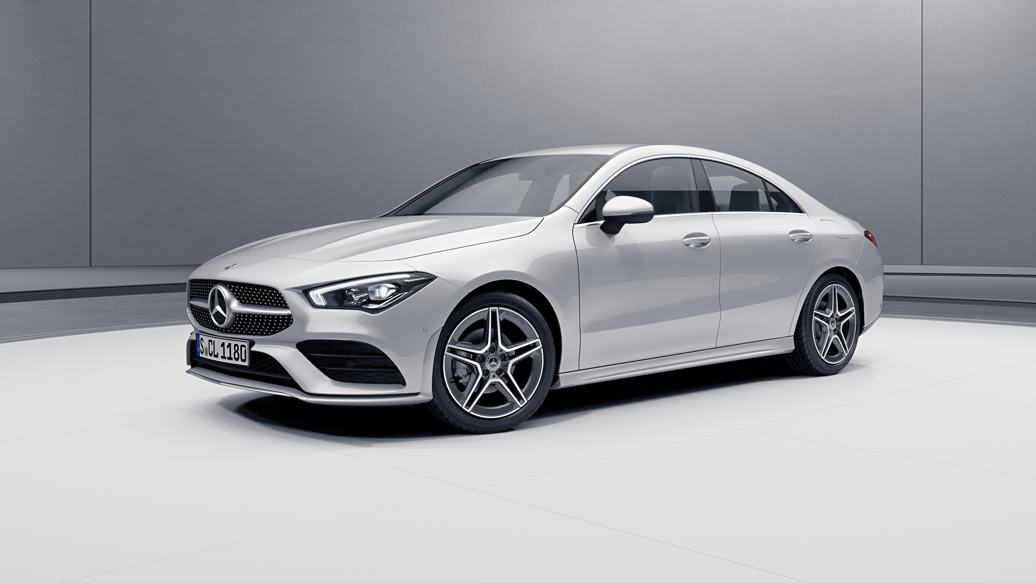 Vue de trois quarts de profil de la Mercedes CLA avec la peinture métallisé blanc numérique