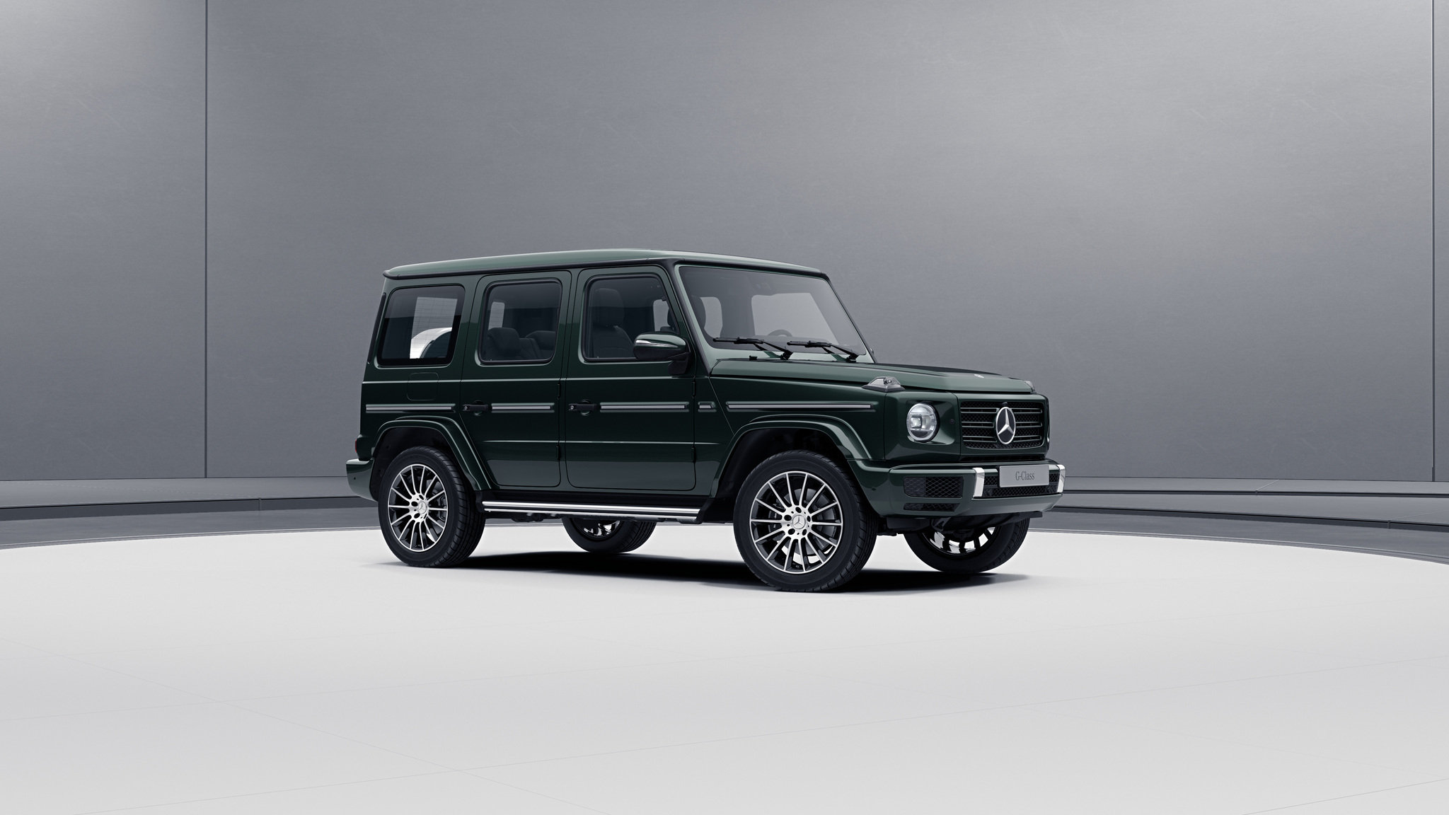 Vue de trois quarts de profil de la Mercedes-Benz classe G avec la peinture métallisé - vert périclase métallisé G manufaktur