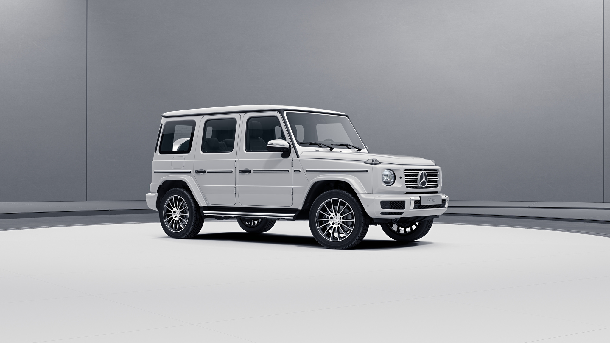 Vue de trois quarts de profil de la Mercedes Classe G avec la peinture Standard blanc polaire