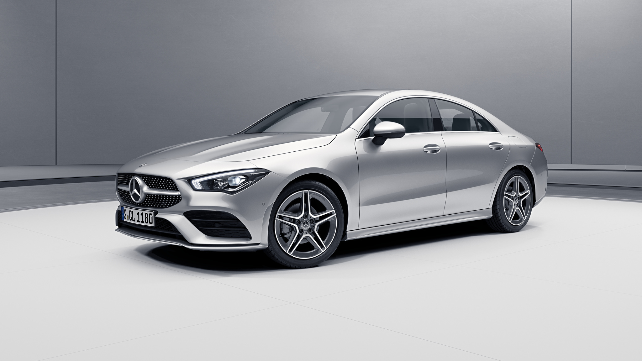 Vue de trois quarts de profil de la Mercedes CLA avec la peinture métallisé - argent iridium