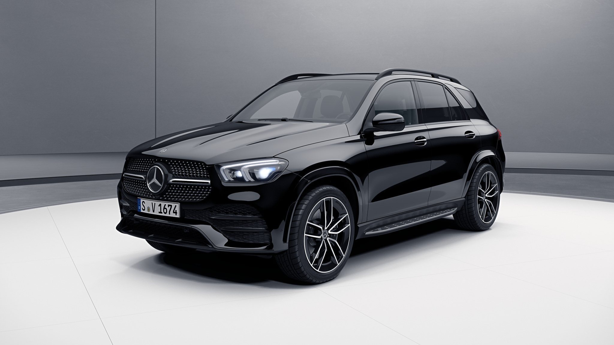 Vue de trois quarts de profil de la Mercedes GLE avec la peinture standard noir