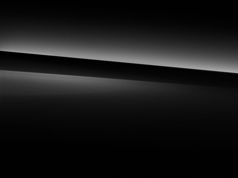 Vue de trois quarts de profil de la Mercedes GLE avec la peinture standard noir