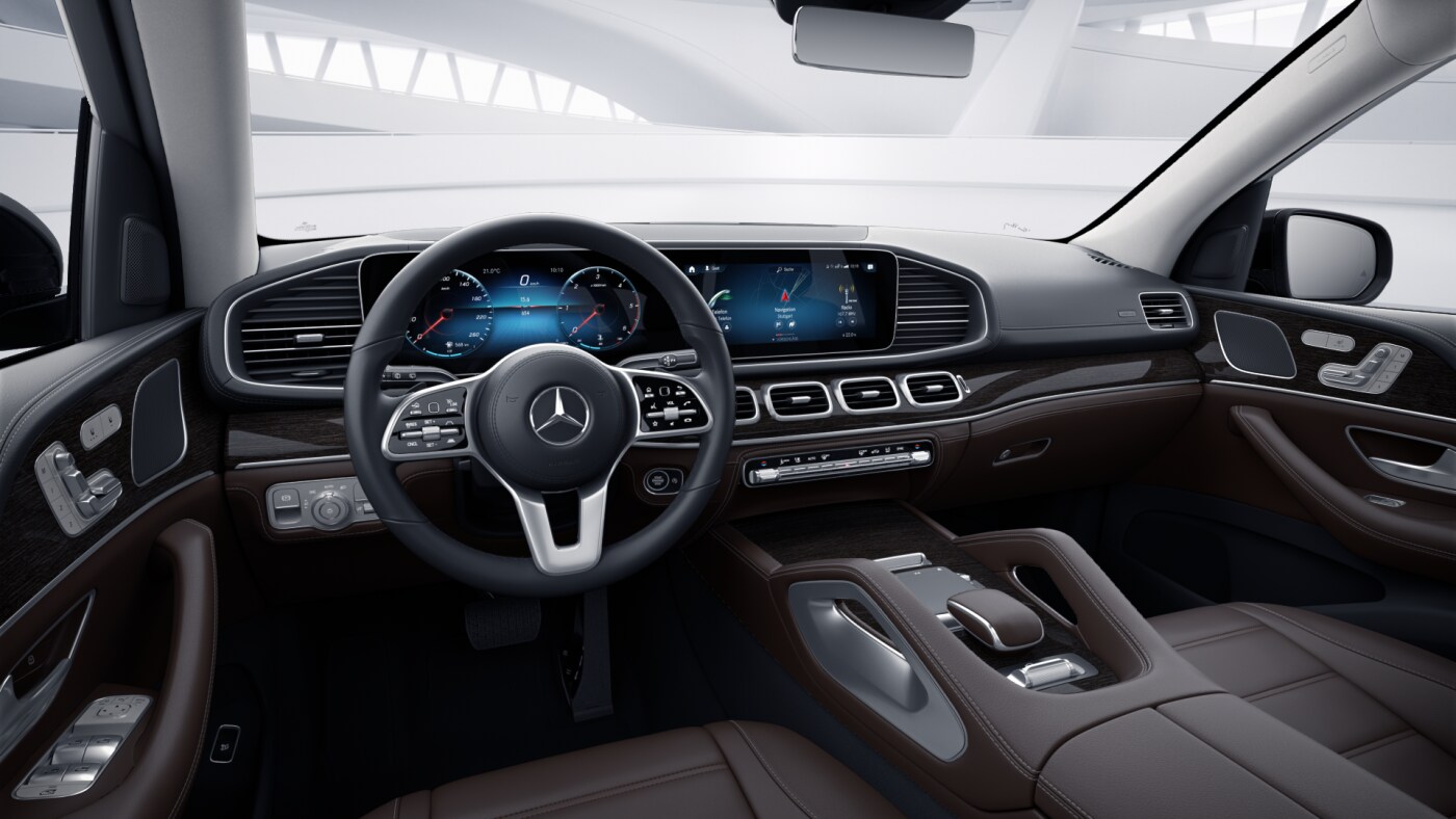 Poste de conduite de la Mercedes GLS Luxury avec vue sur l’écran tactile, sellerie et console centrale