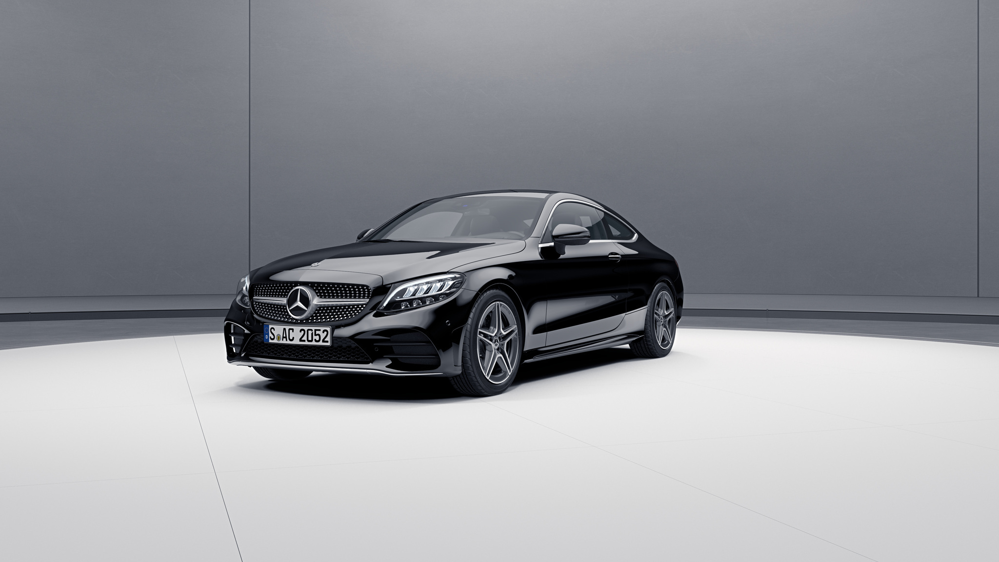 Vue de trois quarts de profil de la Mercedes Classe C Coupé avec la peinture Standard noir