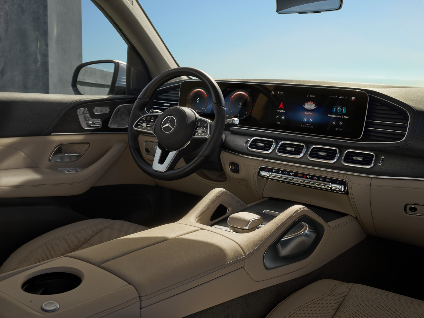 Intérieur de la Mercedes-Benz GLS avec une vue sur le poste de conduite, la console centrale et la sellerie