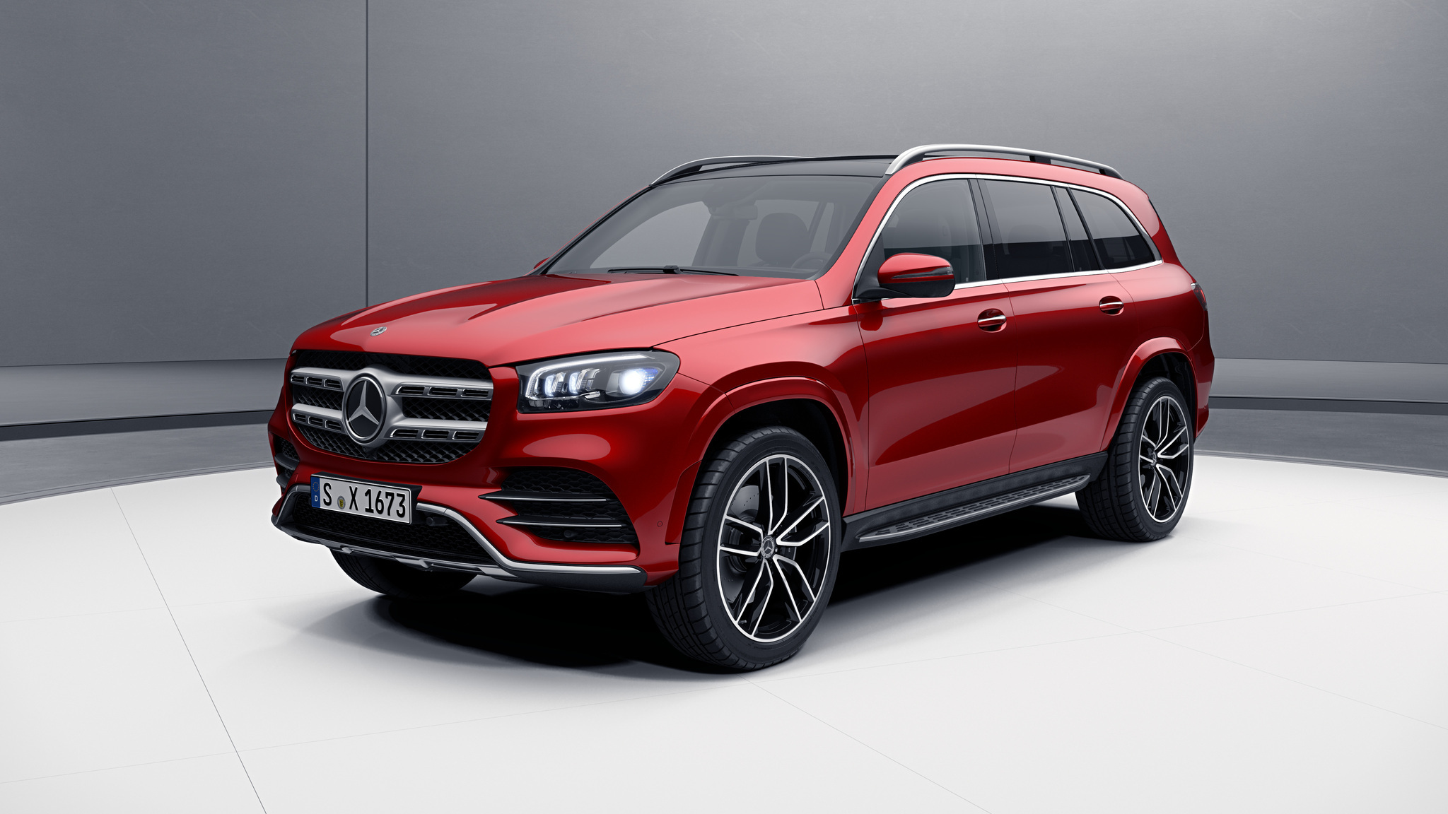 Vue de trois quarts de profil de la Mercedes-Benz GLS designo - rouge jacinthe métallisé