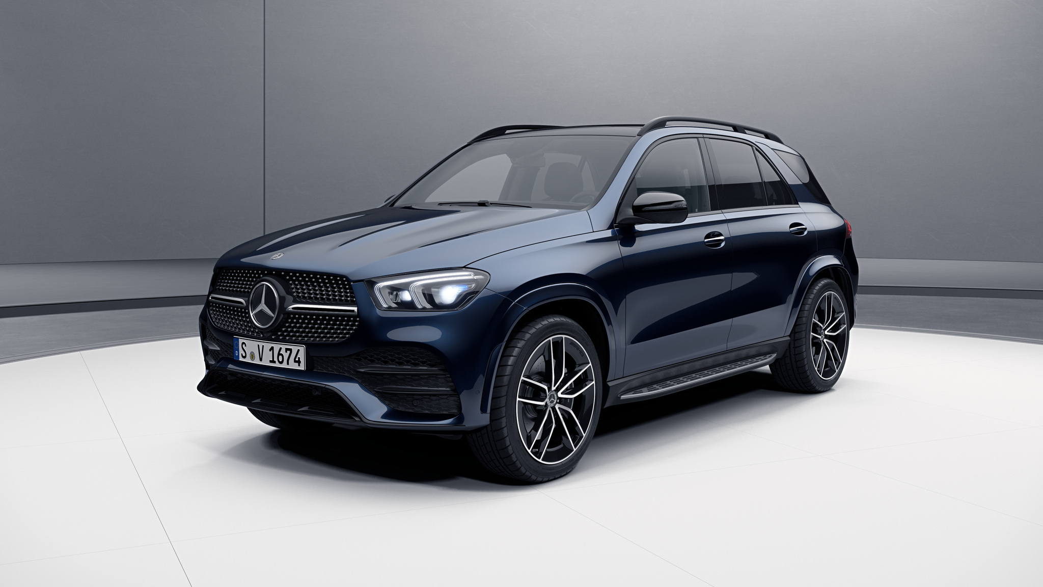 Vue de trois quarts de profil de la Mercedes GLE avec la peinture Métallisé - bleu cavansite