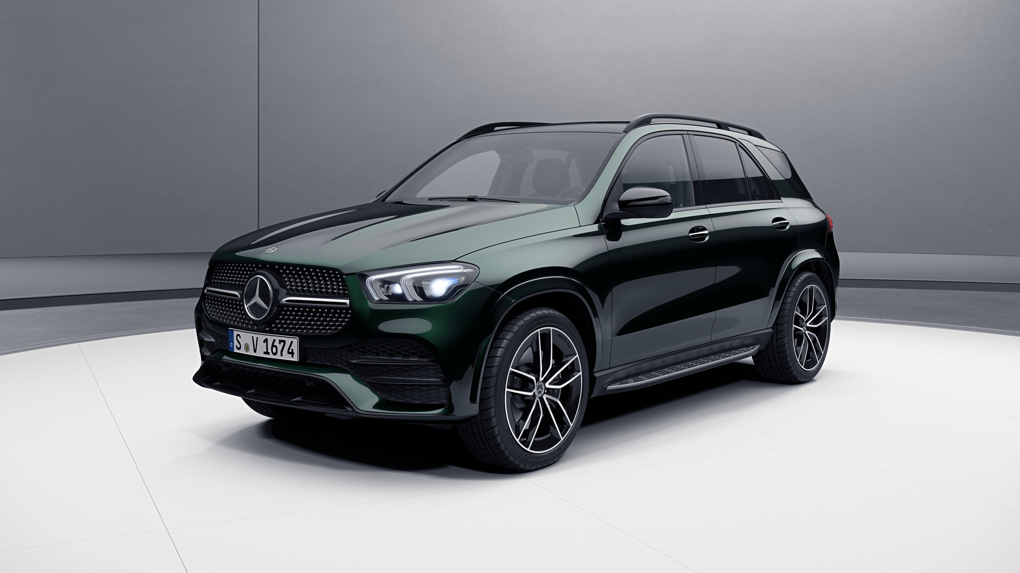Vue de trois quarts de profil de la Mercedes GLE avec la peinture Métallisé - vert émeraude