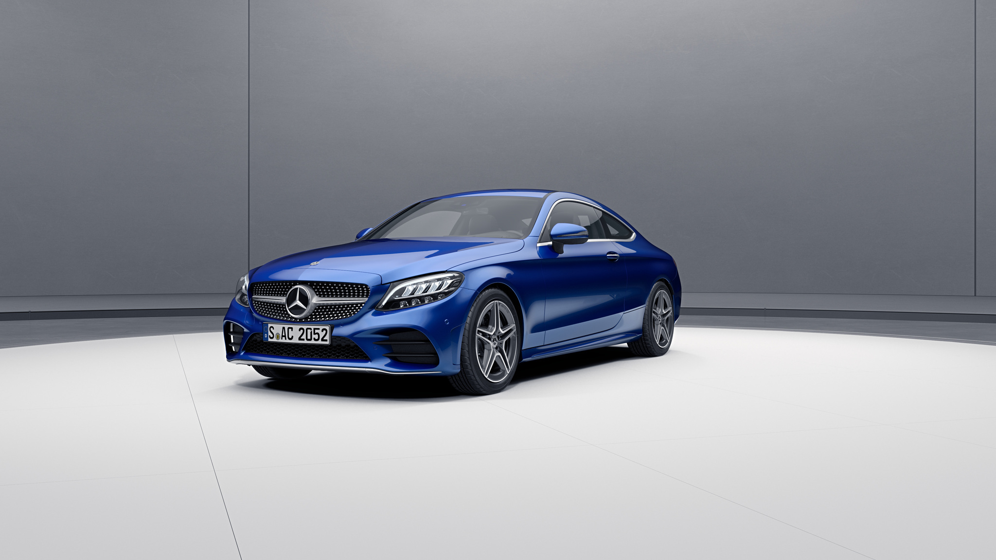Vue de trois quarts de profil de la Mercedes-Benz Classe C Coupé avec la peinture Métallisé - bleu brillant