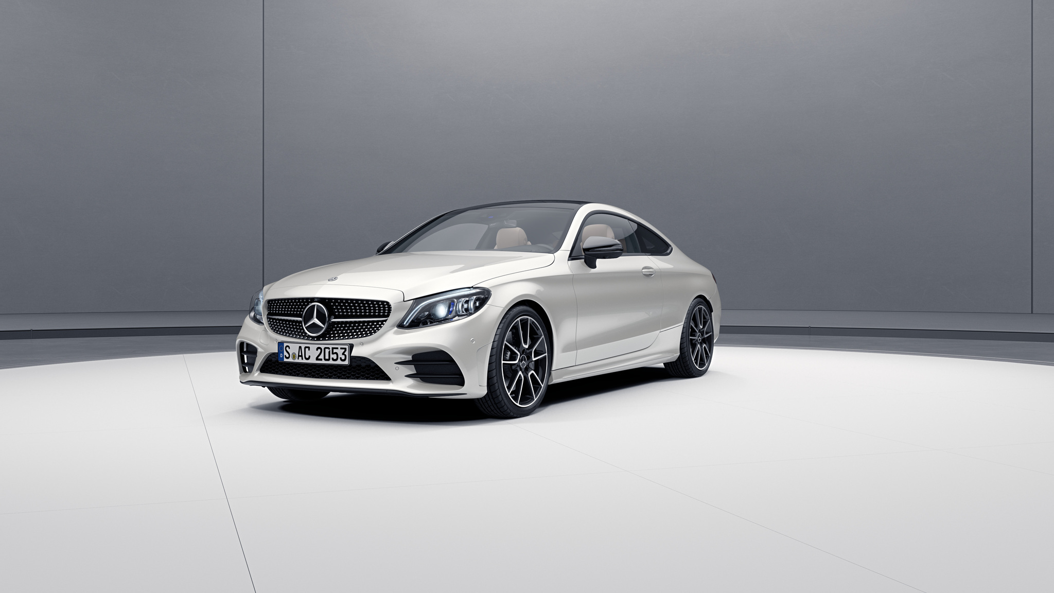 Vue de trois quarts de profil de la Mercedes-Benz Classe C Coupé avec la Peinture designo - blanc diamant bright 