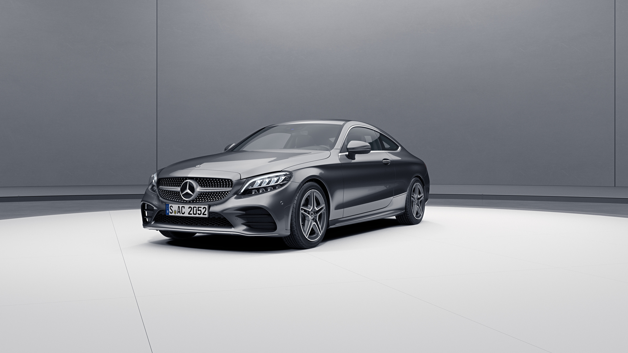 Vue de trois quarts de profil de la Mercedes-Benz Classe C Coupé avec la peinture Métallisé - gris sélénite