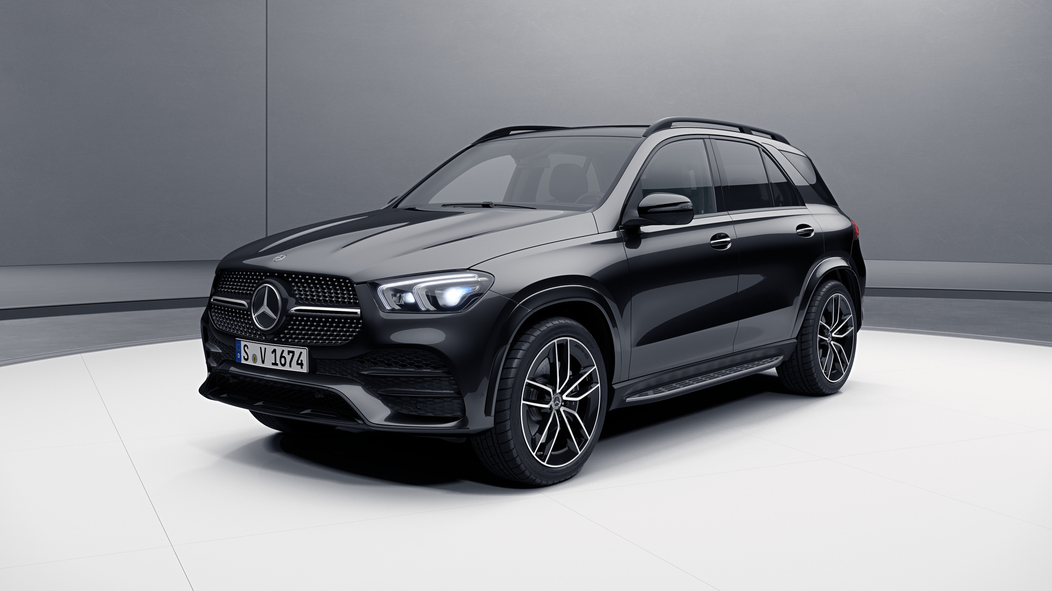 Vue de trois quarts de profil de la Mercedes GLE avec la peinture Métallisé - noir obsidienne 