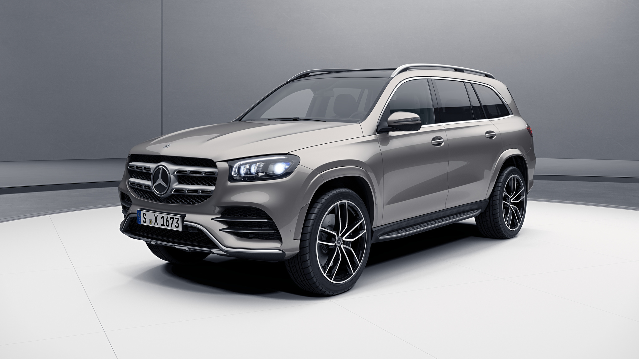 Vue de trois quarts de profil de la Mercedes-Benz GLS avec la peinture Métallisé - Argent Mojave