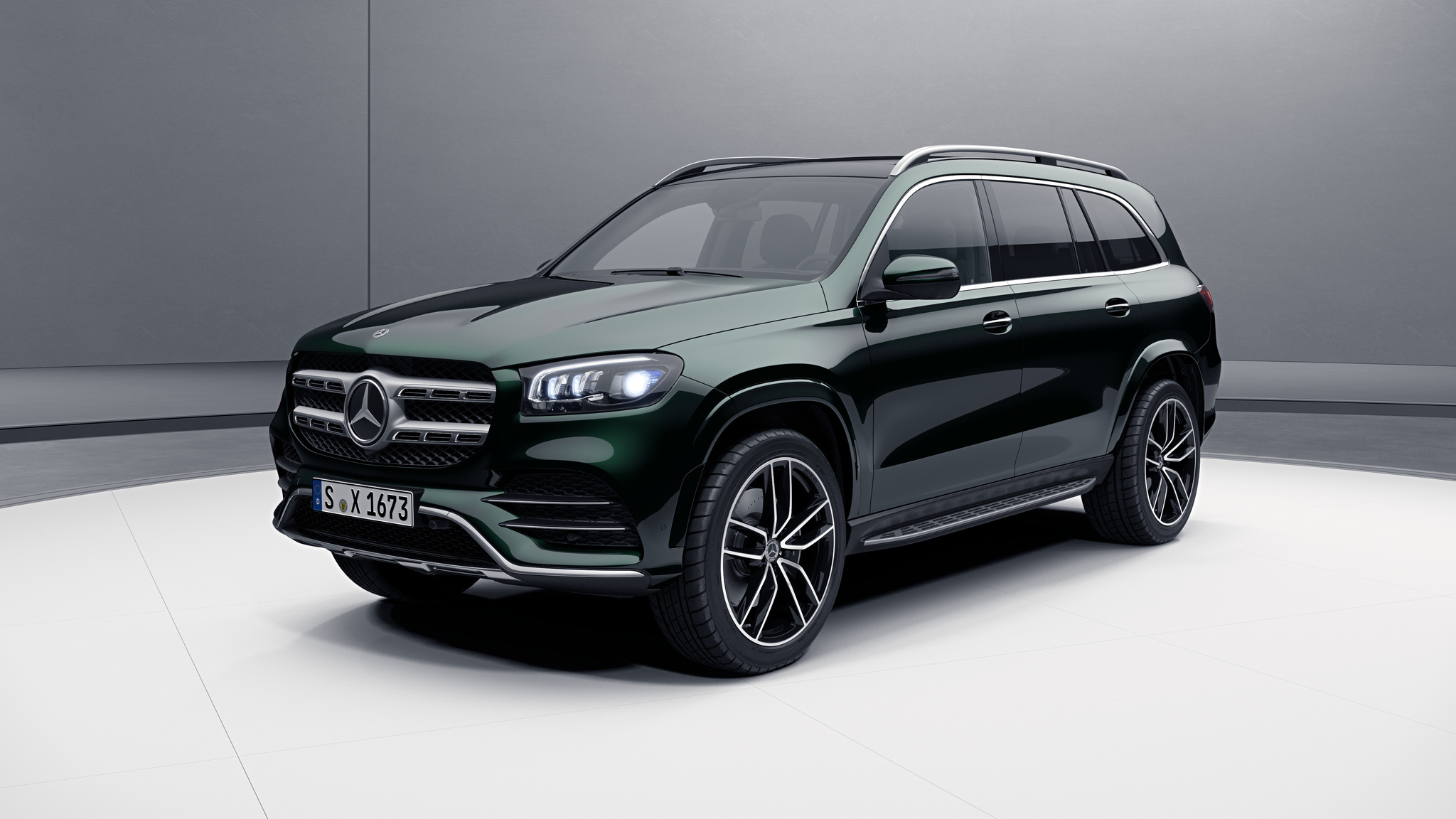 Vue de trois quarts de profil de la Mercedes-Benz GLS avec la peinture Métallisé Vert Emeraude
