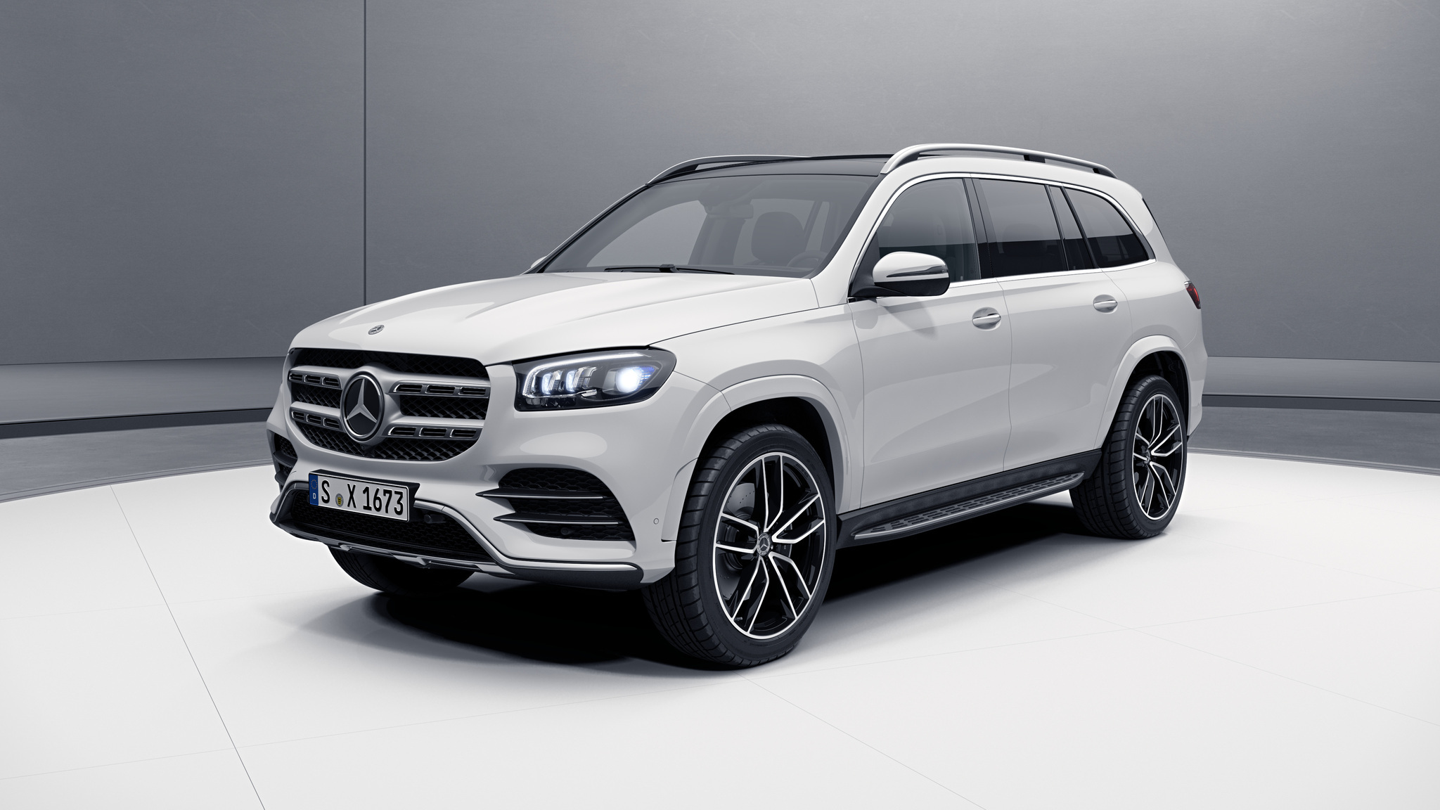 Vue de trois quarts de profil de la Mercedes GLS avec la peinture Standard blanc polaire
