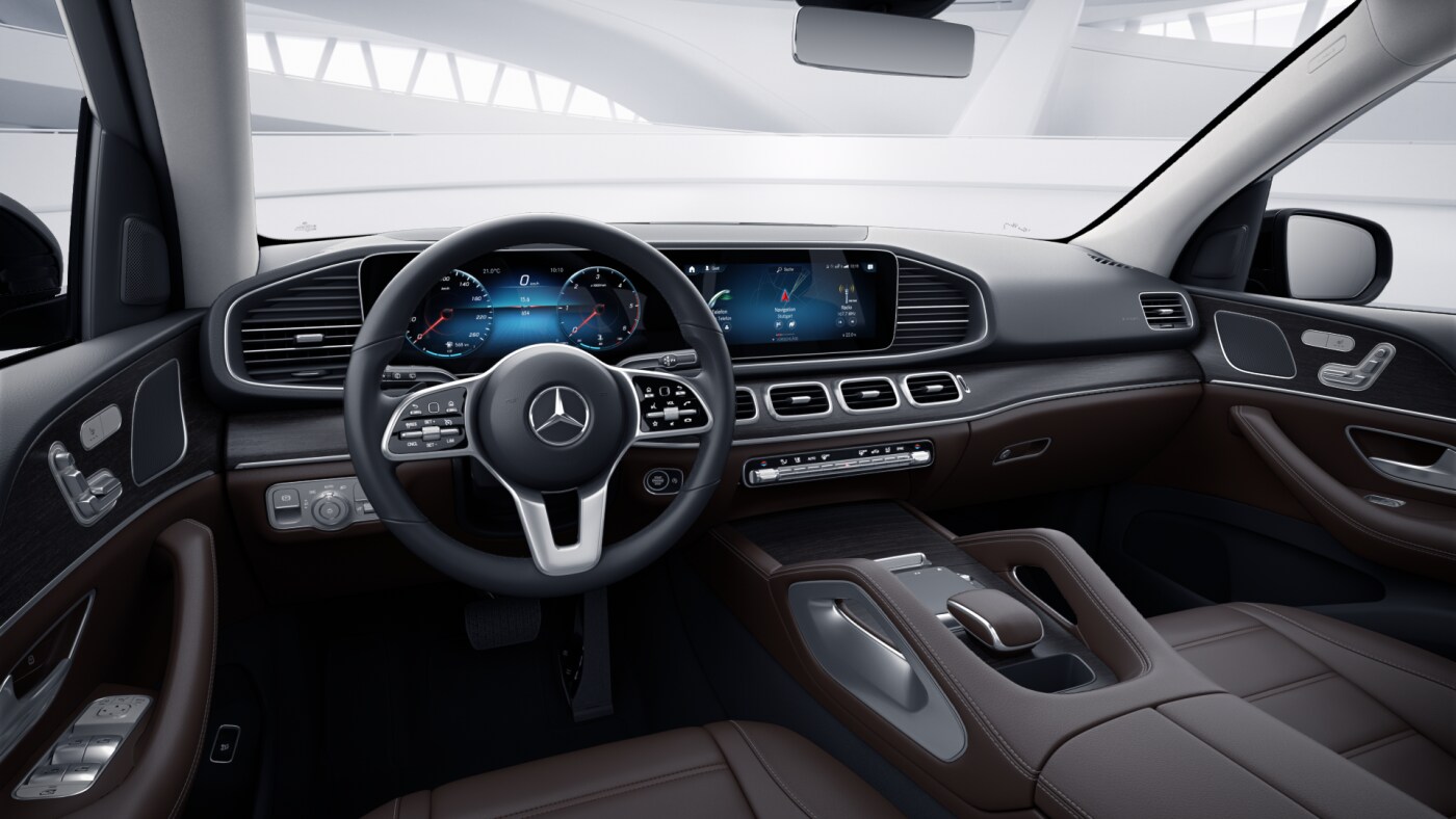 Poste de conduite de la Mercedes GLE Luxury avec vue sur l’écran tactile, sellerie et console centrale