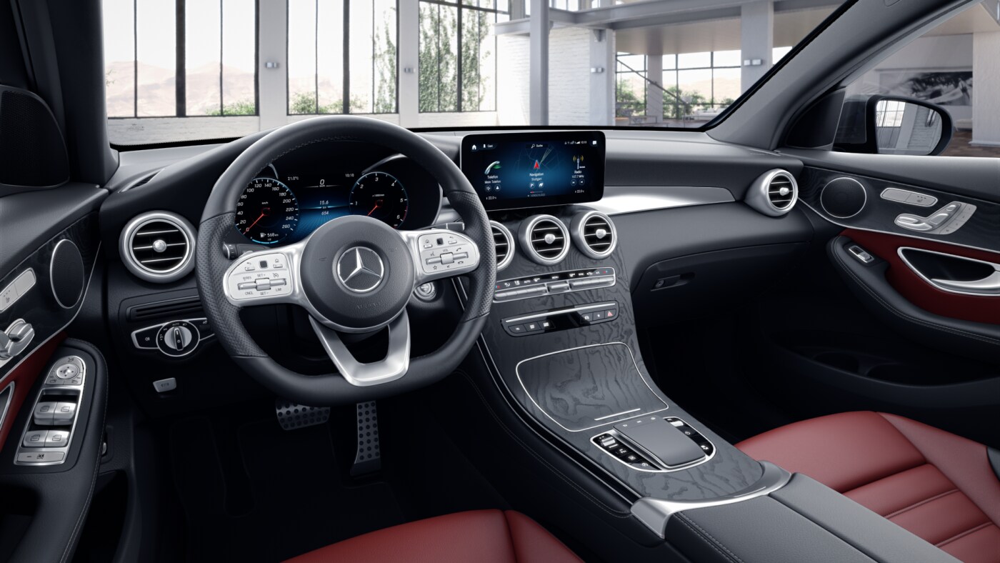 Poste de conduite de la Mercedes GLC Coupé AMG Line Plus avec vue sur l’écran tactile, Sellerie et Console centrale