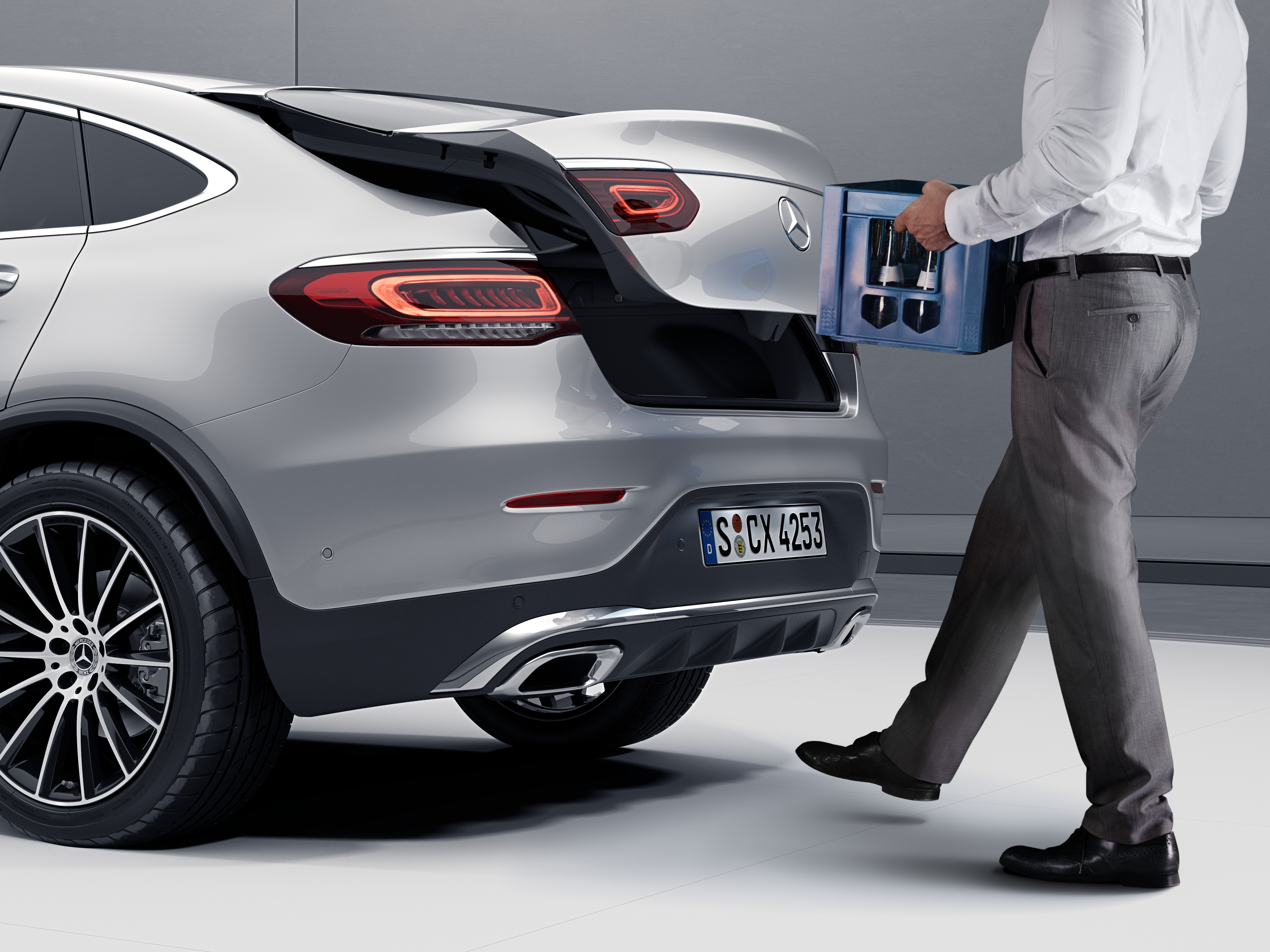 Ouverture automatique du coffre de la Mercedes GLC Coupé - Finition AMG Line Plus grâce aux détecteur de mouvements de pieds