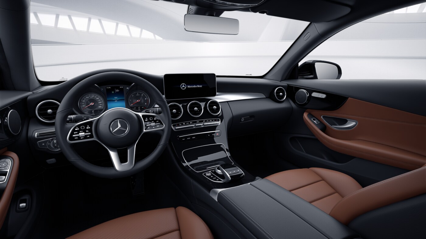 Poste de conduite de la Mercedes Classe C Coupé Finition Luxury avec vue sur l’écran tactile, sellerie et la console centrale - couleur marron