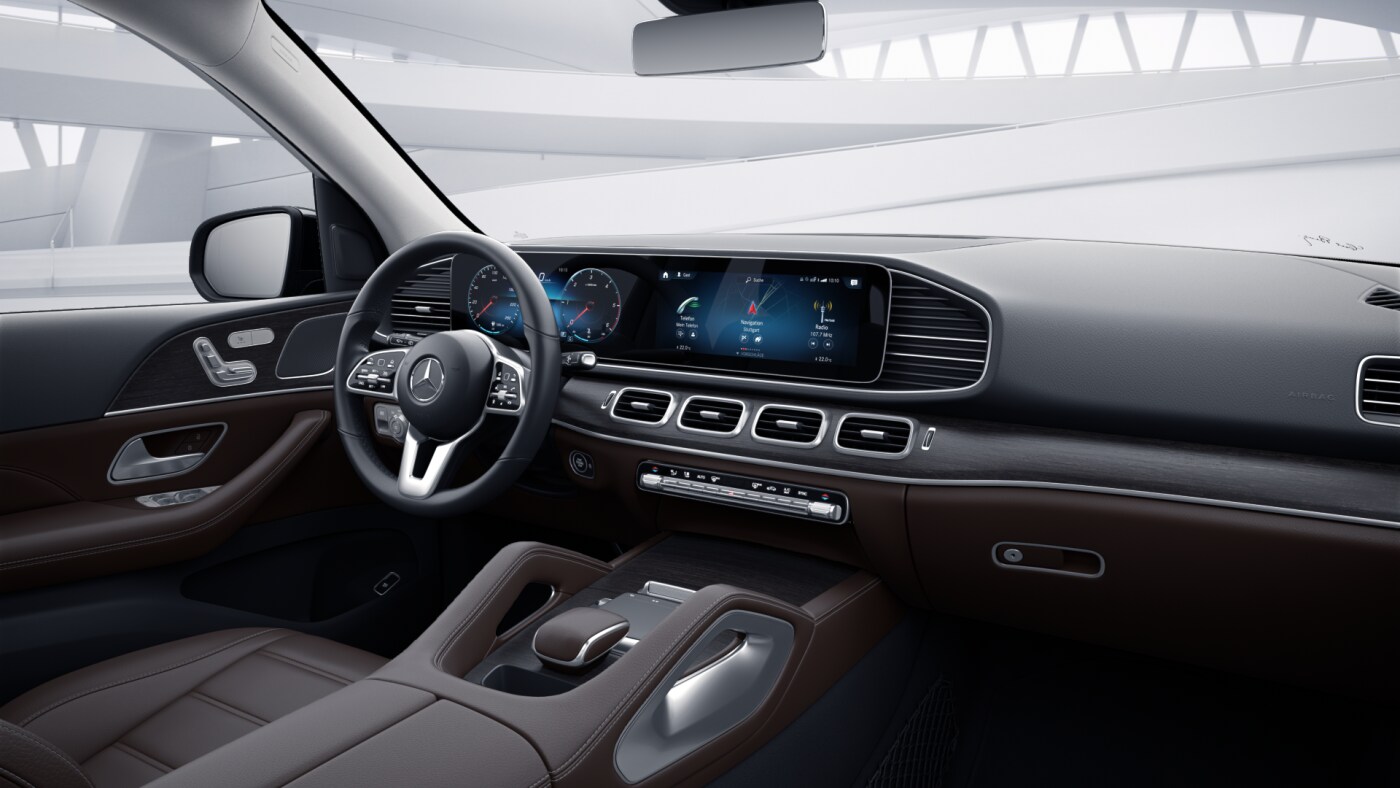 Poste de conduite de la Mercedes GLE Luxury avec vue sur l’écran tactile, sellerie et console centrale