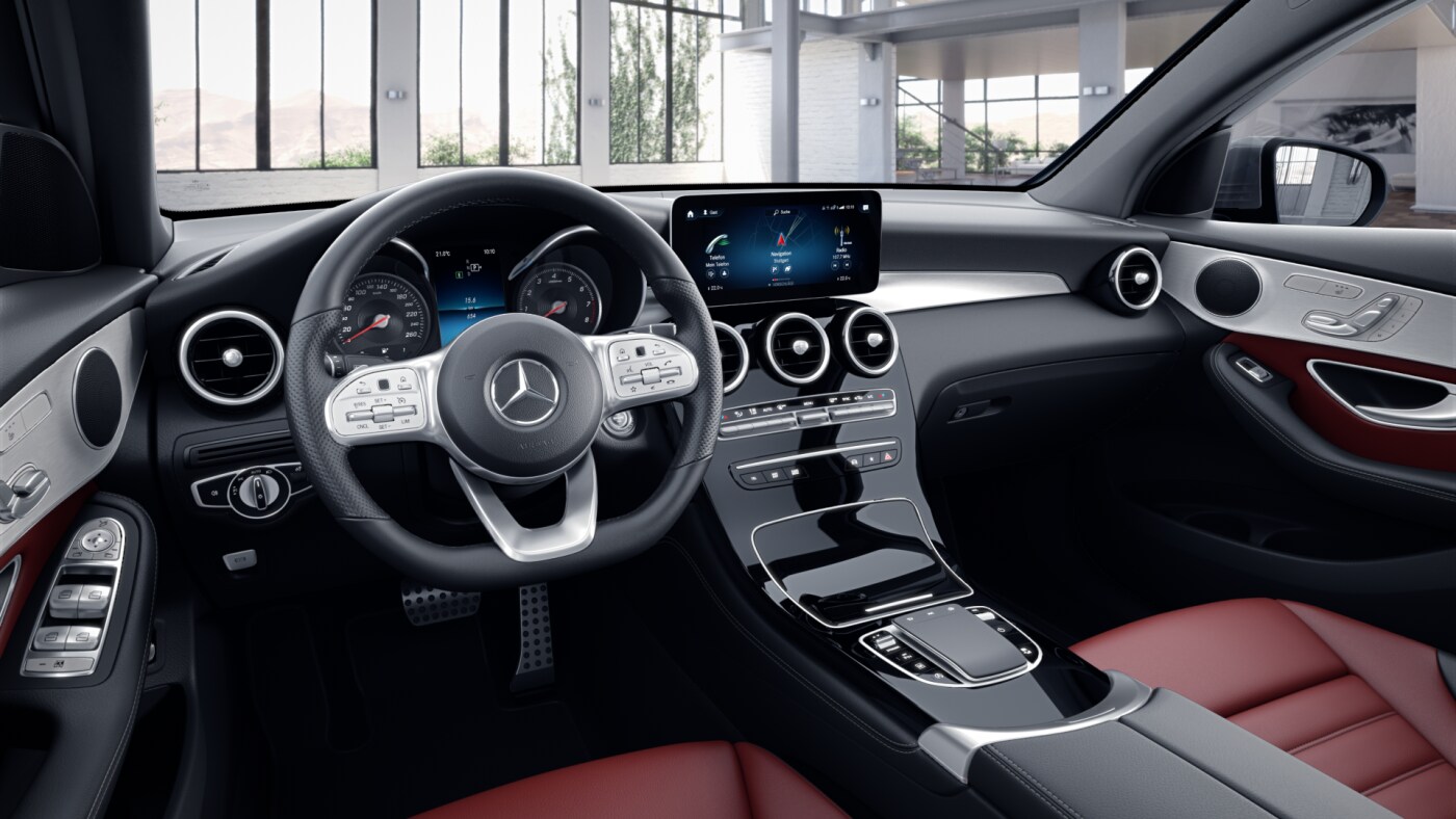 Poste de conduite de la Mercedes GLC Coupé AMG Line avec vue sur l’écran tactile, sellerie et la console centrale
