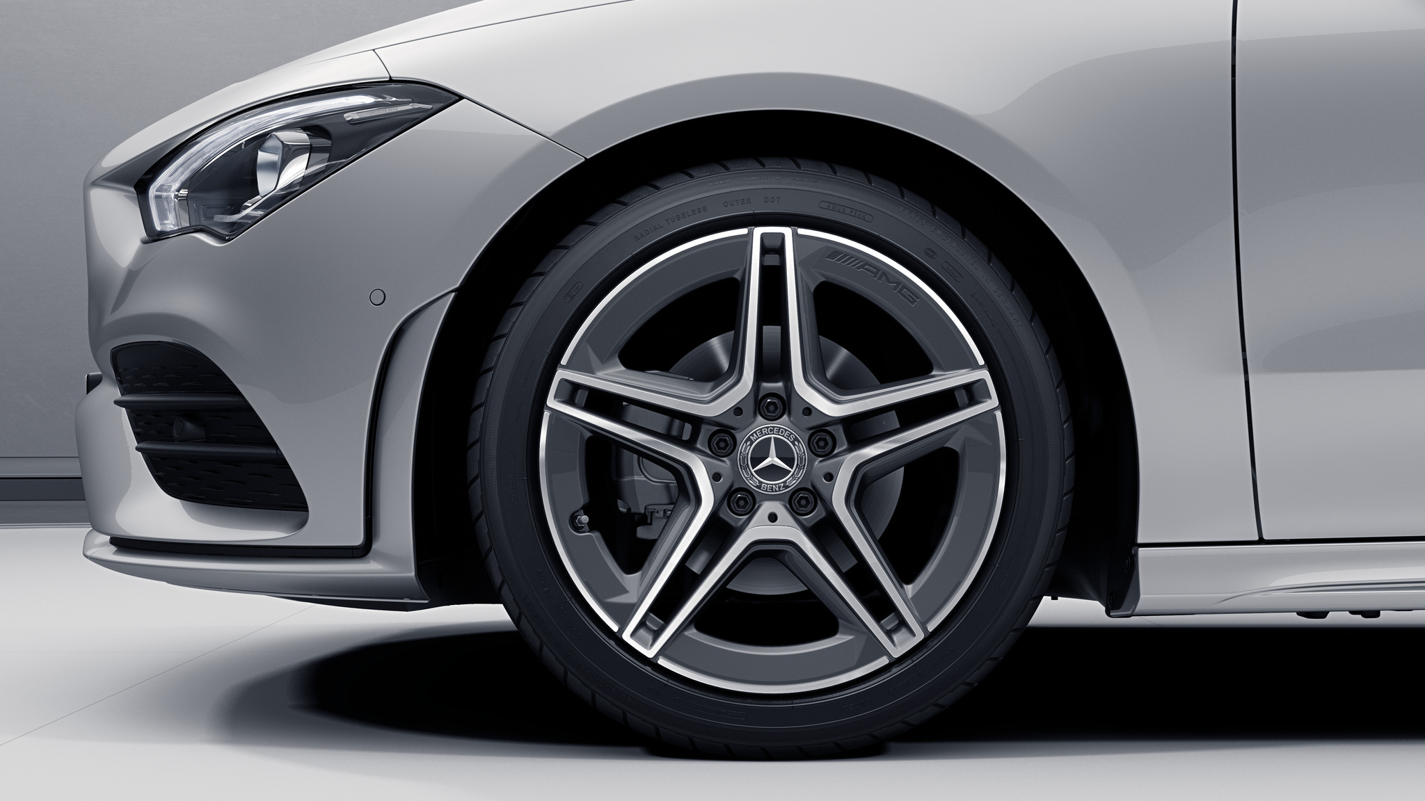 Jantes AMG 18” à 5 doubles branches de la Mercedes-Benz CLA