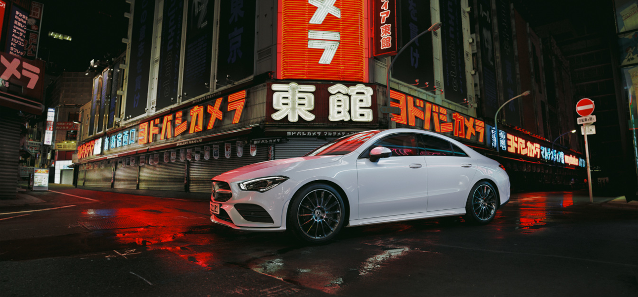 Mercedes CLA Blanche en arrêt, vue de trois quarts de profil à l'arrêt