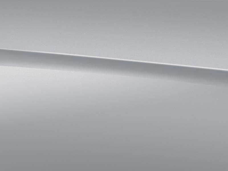 Vue de trois quarts de profil de la Mercedes Classe A avec la peinture Métallisé blanc numérique
