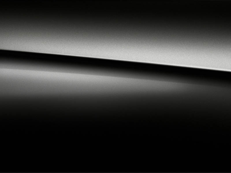 Vue de trois quarts de profil de la Mercedes Classe A avec la peinture Métallisé - Noir Cosmos