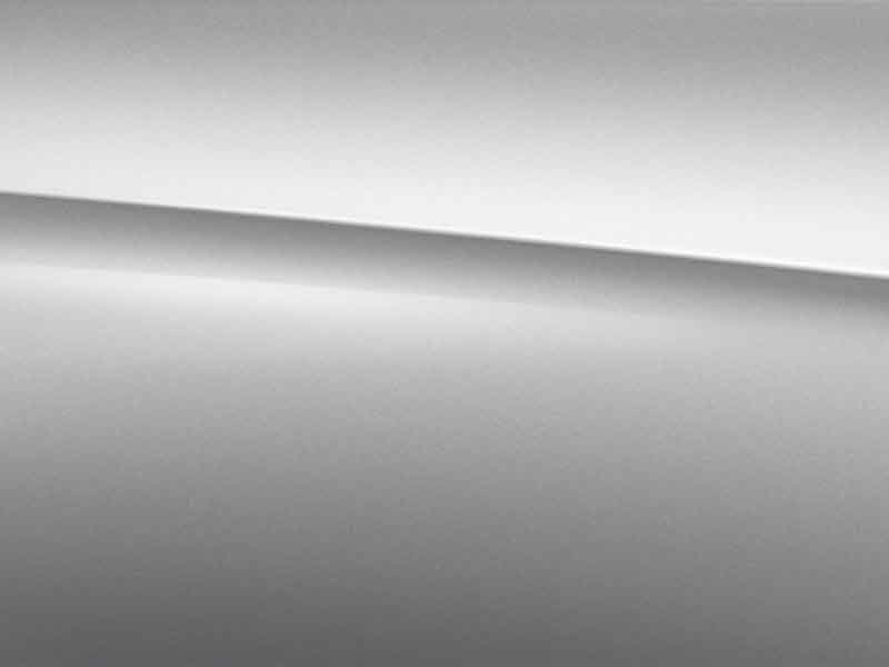 Vue de trois quarts de profil de la Mercedes GLA avec la peinture Métallisé - Argent Iridium
