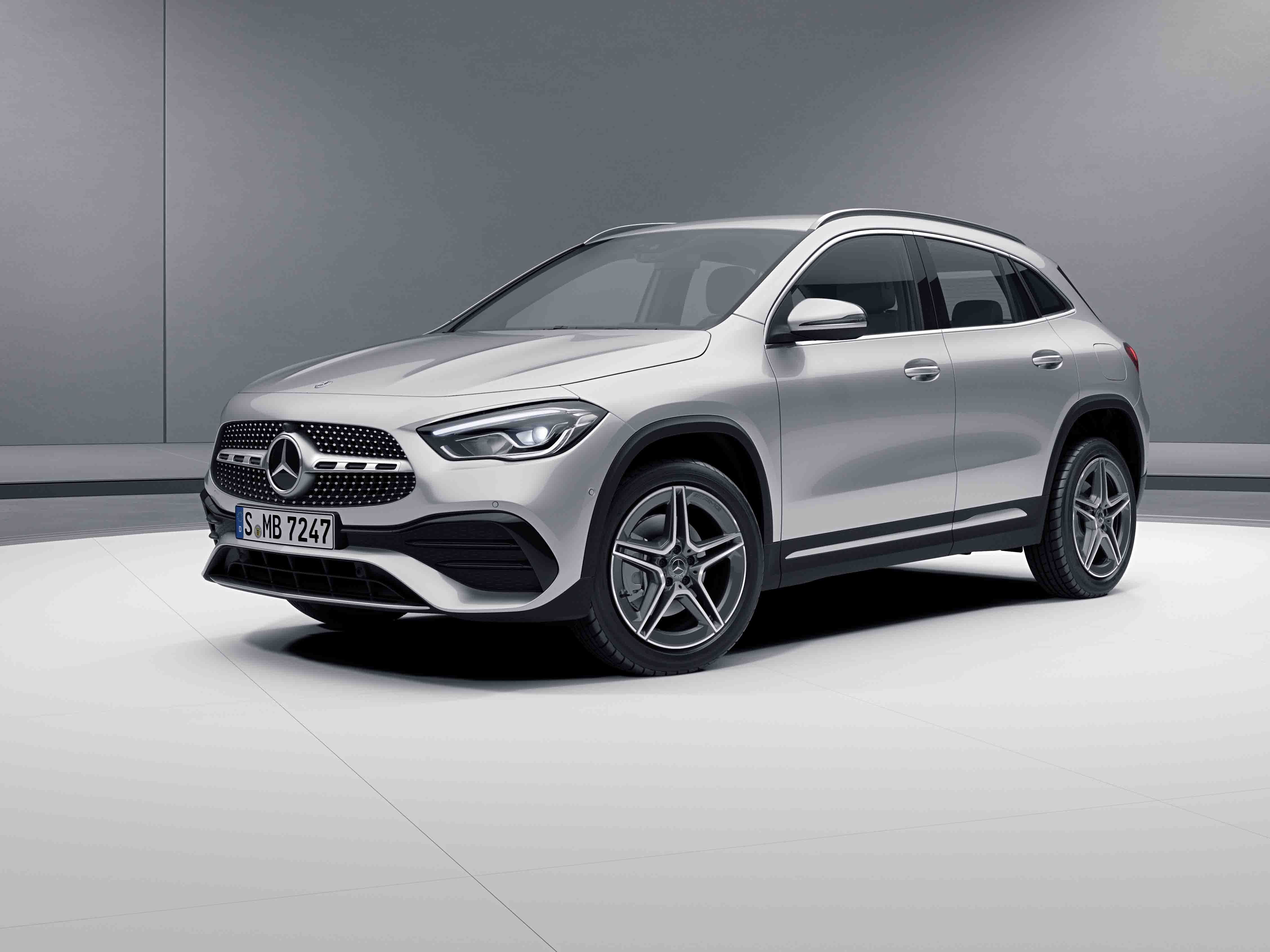 Vue de trois quarts de profil de la Mercedes GLA avec la peinture Métallisé - Argent Iridium