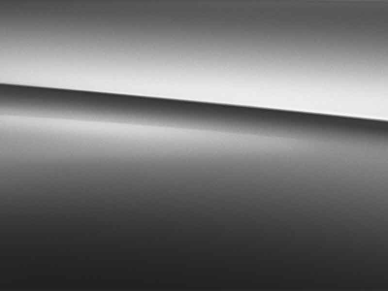 Vue de trois quarts de profil de la Mercedes GLA avec la peinture Métallisé - gris montagne